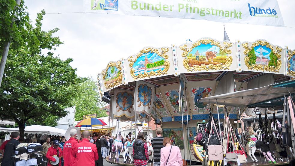 Tradition auf dem Pfingstmarkt in Bunde: Das Pferdekarussell. Foto: Bodo Wolters/Archiv