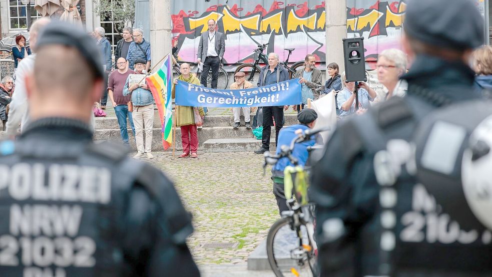 Während des Festakts im Aachener Rathaus nahmen draußen Menschen an einer Kundgebung des „Aachener Bündnis Diplomatie statt Waffen“ teil. Foto: Thomas Banneyer/dpa