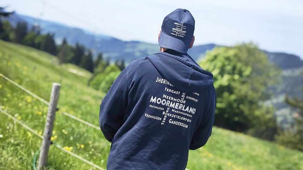 Moormerland mit Bergpanorama – die neuen Kleidungsstücke der Touristiker machen es möglich. Foto: Moormerland Tourismus
