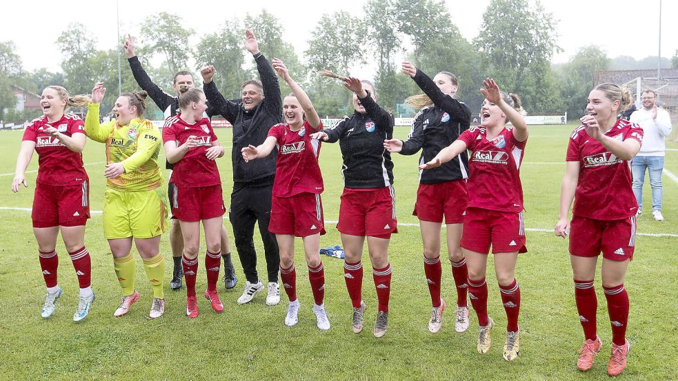 Nach dem Spiel genoss die Mannschaft die Feierlichkeiten mit den Zuschauern. Foto: Doden/Emden