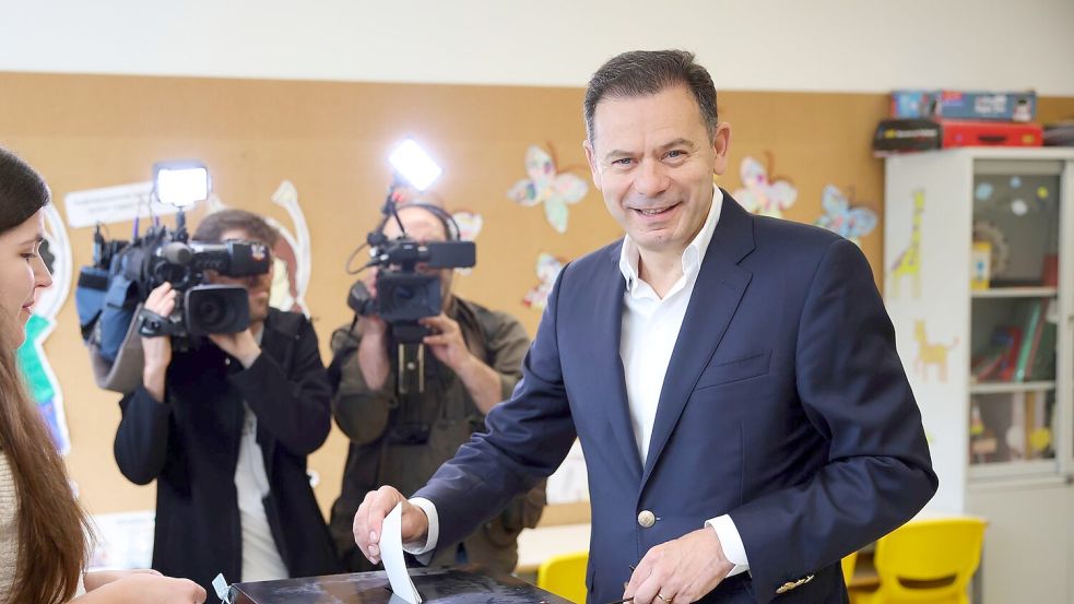 Der gelernte Anwalt Luís Montenegro wird erneut eine Minderheitsregierung anführen. (Archivbild) Foto: Luis Vieira/AP/dpa