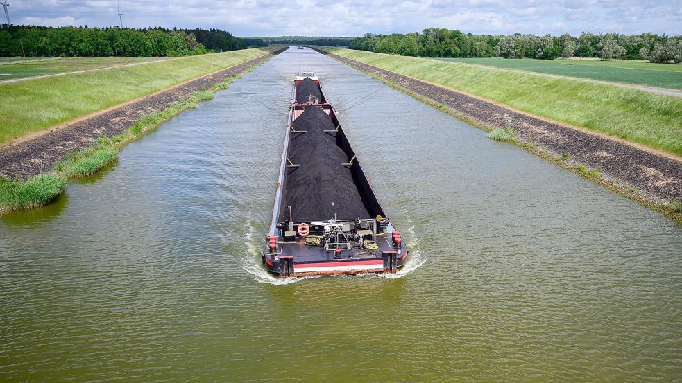 Mit 2.500 Tonnen Kohle an Bord fährt die „Niedersachsen 2“ ferngesteuert durch den Elbe-Seitenkanal. Der Kapitän sitzt 400 Kilometer entfernt. Foto: Philipp Schulze/dpa