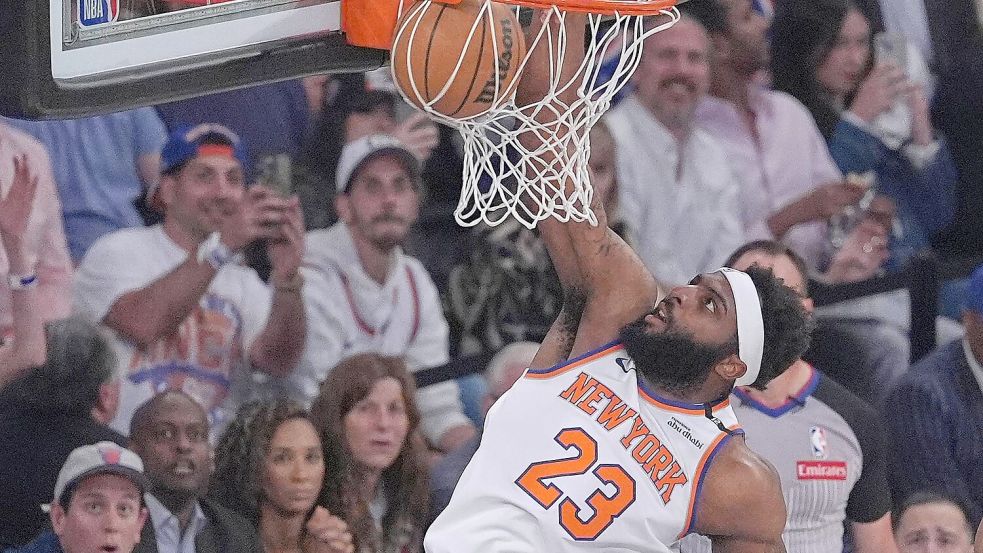 New Yorks Center Mitchell Robinson bewies seine Stärke als Abräumer unter den Körben. Foto: Frank Franklin II/AP/dpa