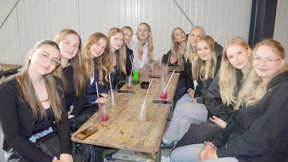 Auch diese jungen Frauen waren am Vatertag unterwegs. Foto: Holger Weers