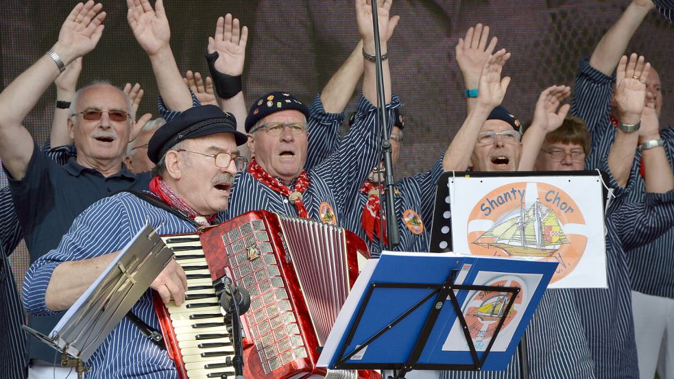 Beim Matjesfest in Emden treten auch viele Shantychöre auf. Foto: Archiv
