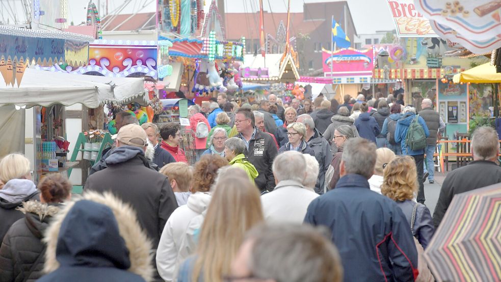 Beim den Matjestagen ist in Emden auf der Festmeile immer viel los. Foto: Ortgies/Archiv
