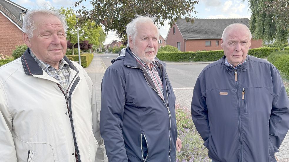Herrmann Jans (von links), Egon Smid und Karl-Heinz Eikens, wollen die zunehmende Belastung durch Durchgangsverkehr in ihrem Wohngebiet nicht mehr weiter tolerieren. Foto: Oliver Bär