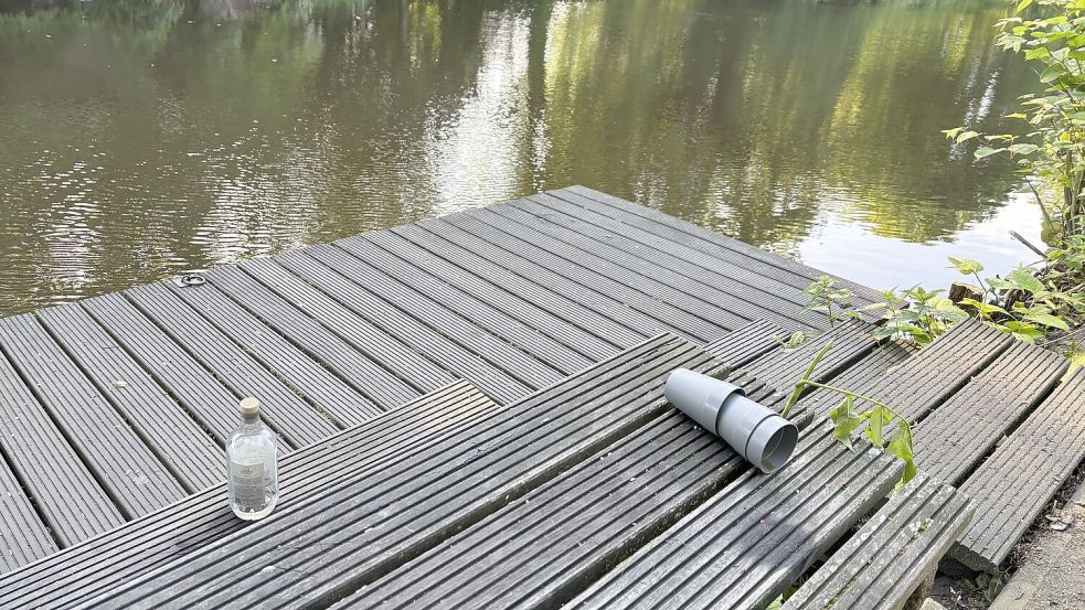 Überbleibsel von der Vatertagsparty am Schwanenteich in Emden. Fotos: Mona Hanssen