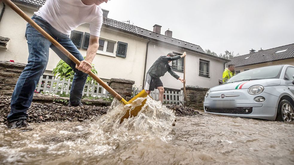Wegen des Klimawandels werden Extremwetterereignisse wie Starkregen oder sogar Hochwasser wahrscheinlicher. Foto: dpa/Dieter Menne