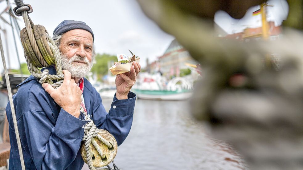 Manfred Buß vom Shanty-Chor der Königlichen Navigationsschule Timmel posiert mit dem Matjes-Schälchen auf dem Heringslogger. Fotos: Klaus Ortgies