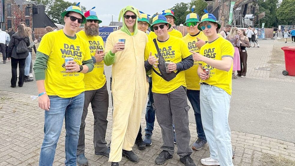 Vor der Ehe noch entführt: Der Auricher Djore wurde von Anton und seinen anderen Freunden vor seiner Hochzeit nach Vechta zum Festival verschleppt. Foto: Patrick Schmidt