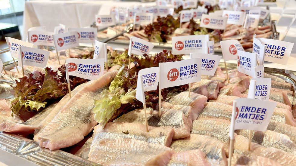 Wenn jeder Gast bei den Matjestagen nur einen Matjes isst, gehen rund zehn Tonnen Fisch über die Theke. Das möchte die Tierrechtsorganisation „Peta“ verhindern und will 500 vegane Sushis spenden. Foto: Klaus Ortgies