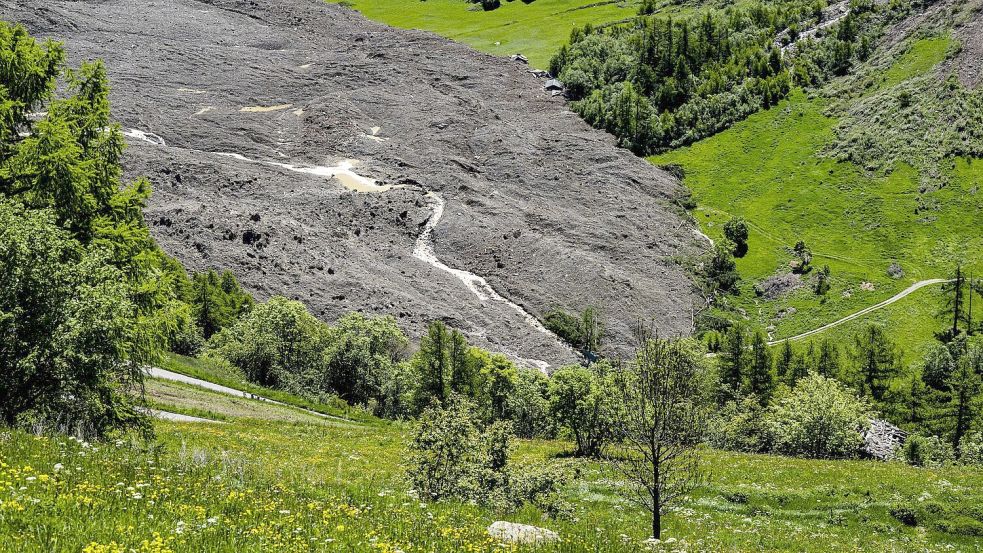 Der Fluss Lonza bahnt sich einen Weg durch den Schuttkegel. Foto: Jean-Christophe Bott/KEYSTONE/dpa