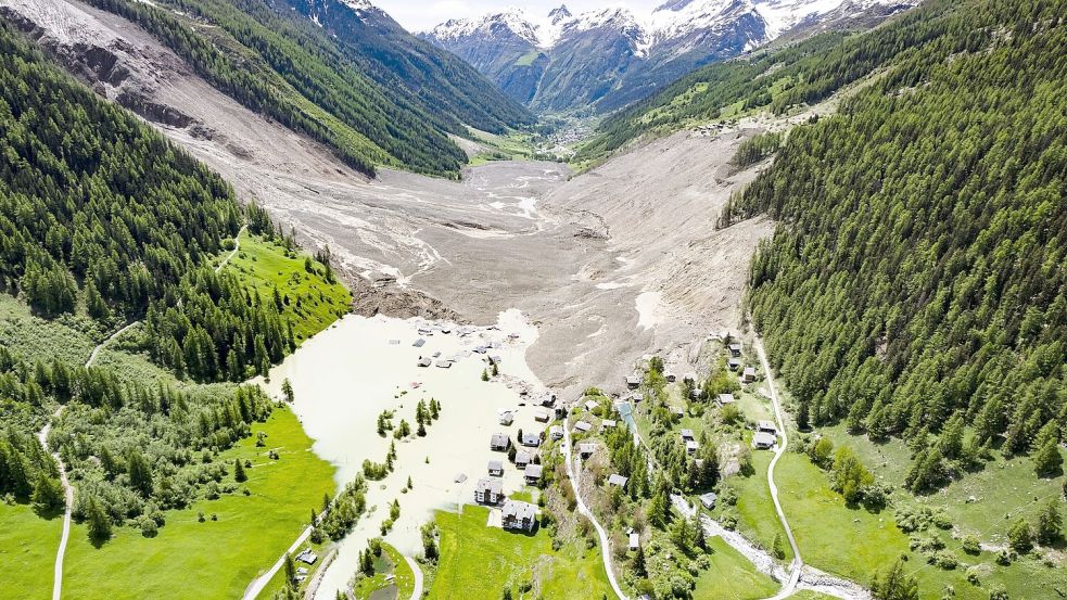 Eine Geröllwüste und ein aufgestauter Fluss Lonza sind jetzt da, wo früher das Dorf Blatten war. Foto: Jean-Christophe Bott/KEYSTONE/dpa
