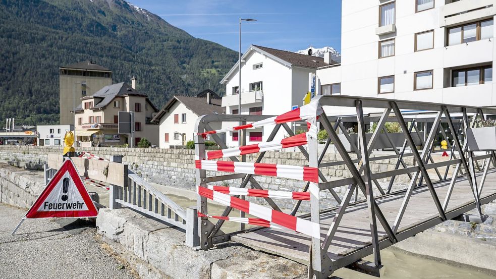 Im Gampel bereiten sich Einwohner auf die Flucht vor. Foto: Jean-Christophe Bott/KEYSTONE/dpa