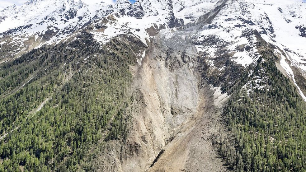An der Abbruchstelle des Birchgletschers klafft eine Wunde im Berg. Foto: Jean-Christophe Bott/KEYSTONE/dpa