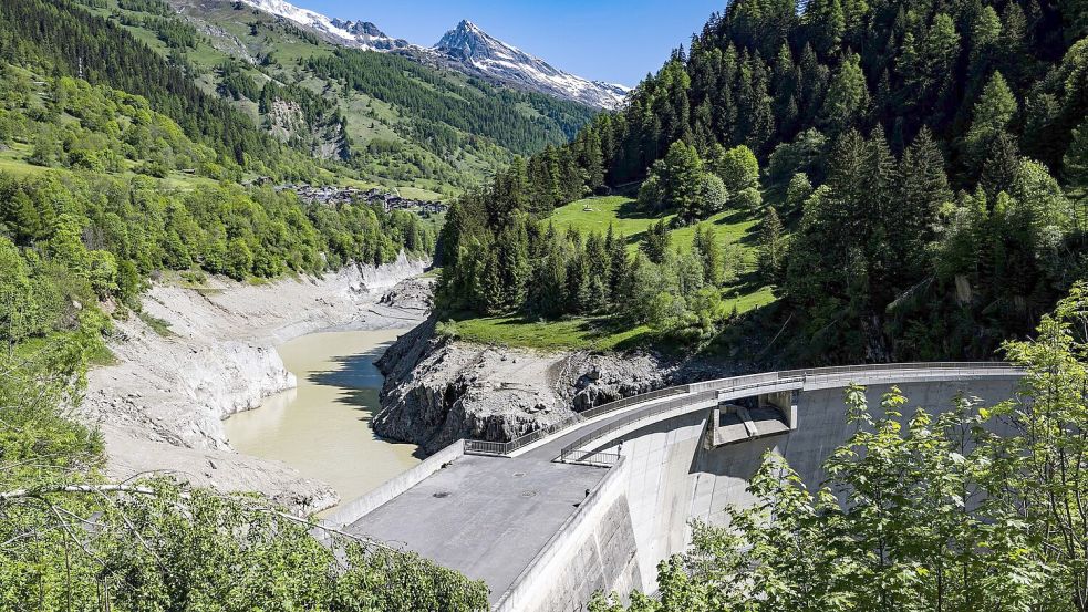 Der Stausee bei Ferden talabwärts des Katastrophengebiets soll gegebenenfalls große Wassermengen auffangen. Foto: Jean-Christophe Bott/KEYSTONE/dpa
