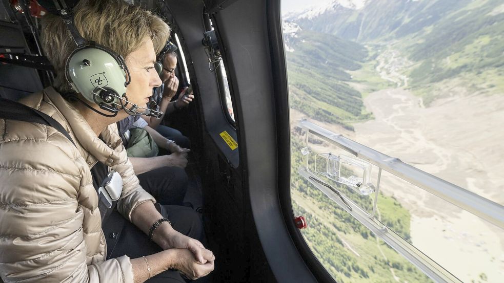 Die Schweizer Präsidentin verschaffte sich mit einem Hubschrauber einen Überblick über Lage. Foto: Jean-Christophe Bott/KEYSTONE/dpa