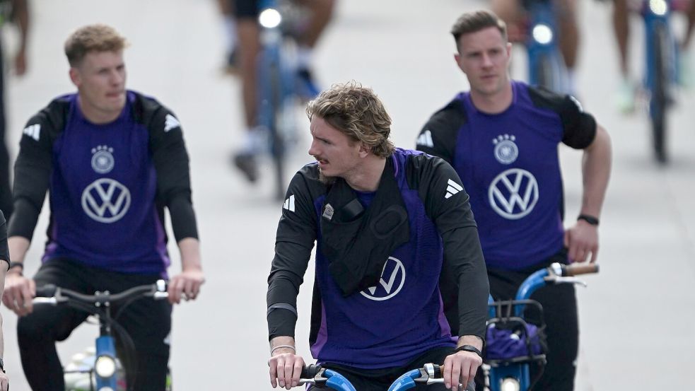 Die Nationalspieler kamen mit dem Fahrrad zum ersten Training. Foto: Federico Gambarini/dpa
