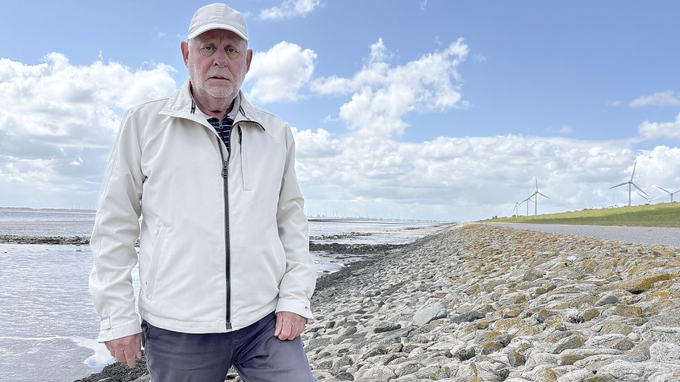 Harm Saathoff ist fast täglich am Seedeich und schaut nach dem Rechten. Er steht mit vielen Angehörigen in Kontakt, die Erinnerungsplaketten für auf See Bestattete auf den Steinen befestigt haben. Immer wieder muss er ihnen melden: „Die Plaketten sind schon wieder abgerissen“. Fotos: Mona Hanssen