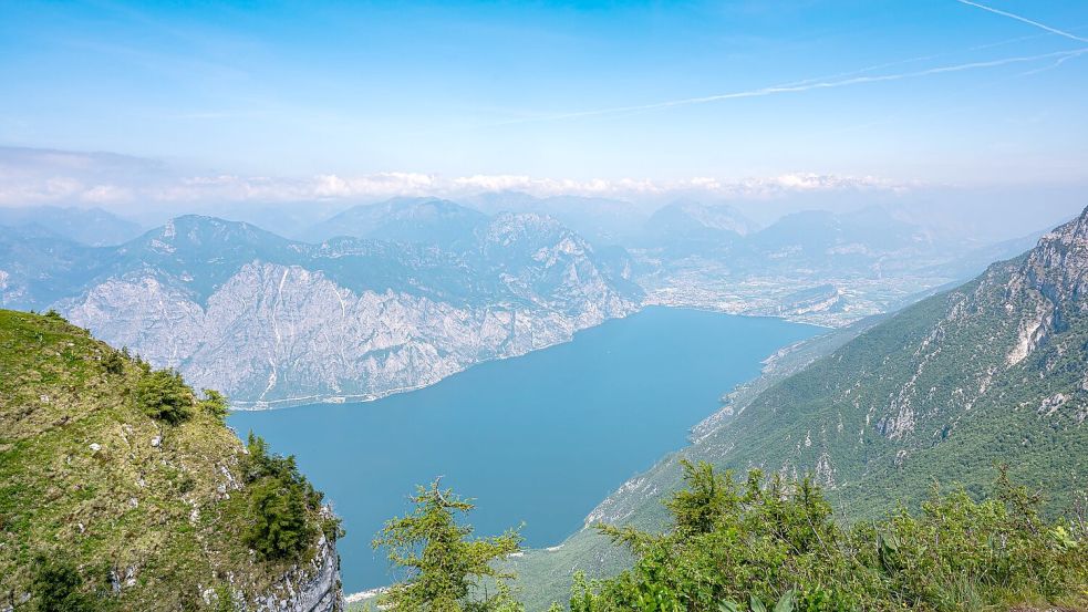 Der Gardasee ist ein beliebtes Urlaubsziel der Deutschen. (Symbolbild) Foto: Daniel Reinhardt/dpa