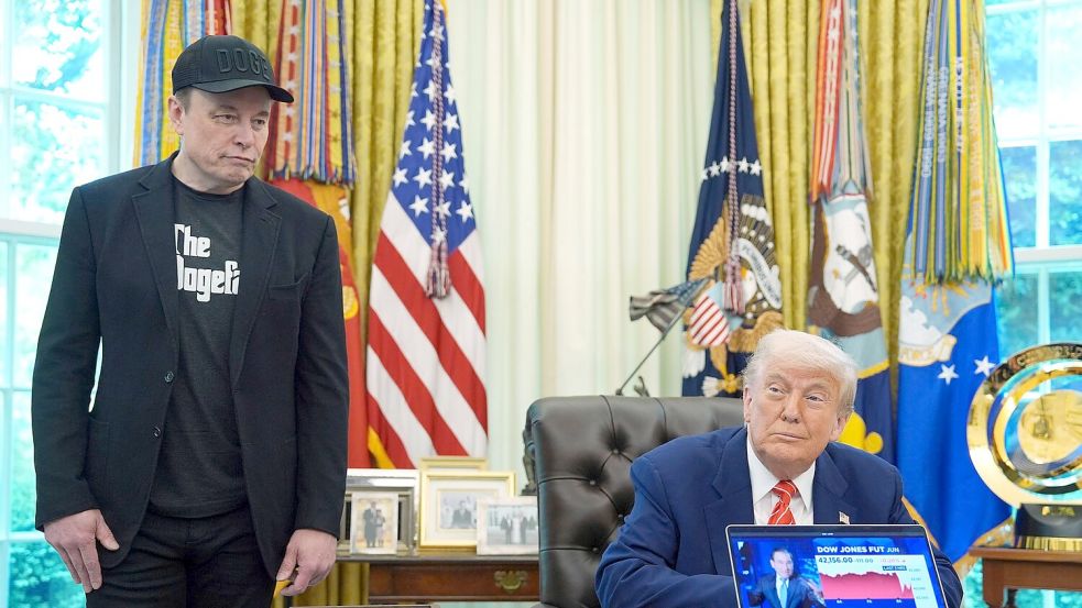 US-Präsident Donald Trump verabschiedet Tech-Milliardär Elon Musk, der für die Regierung die Kostensenkungsinitiative Doge führte. Foto: Evan Vucci/AP/dpa