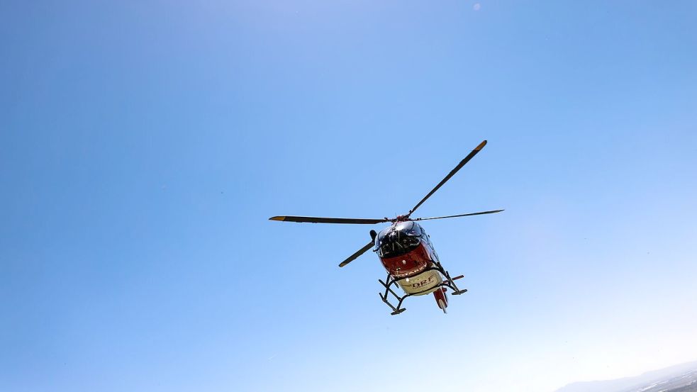 Der E-Scooter-Fahrer wurde mit einem Hubschrauber in die Klinik geflogen. (Symbolbild) Foto: Philipp von Ditfurth/dpa