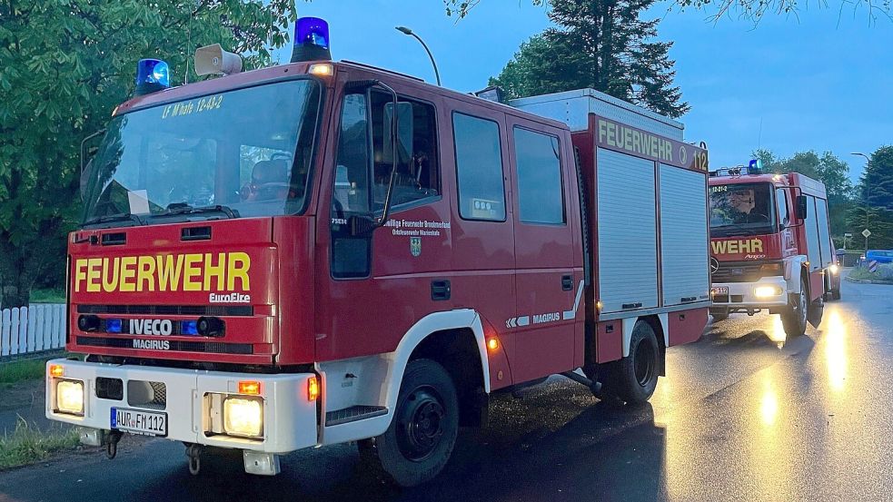 Die Feuerwehr Marienhafe verfügt derzeit über zwei Fahrzeug, ein LF (links) und TLF (rechts). Foto: Feuerwehr, Justin Herzig