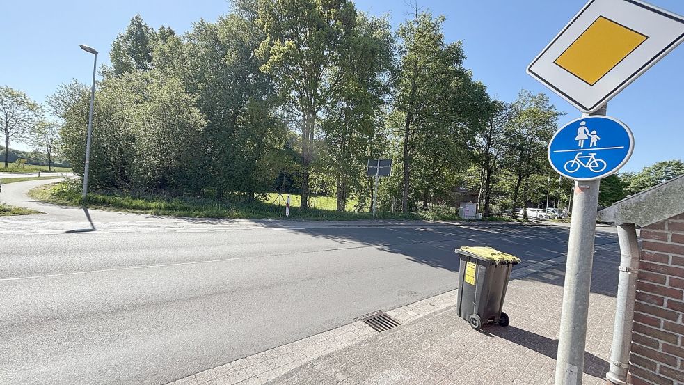 Blick auf den Anfang des Fuß-/Radwegs in Ochtelbur. Hier steht noch das alte Verkehrsschild. Foto: Christin Wetzel