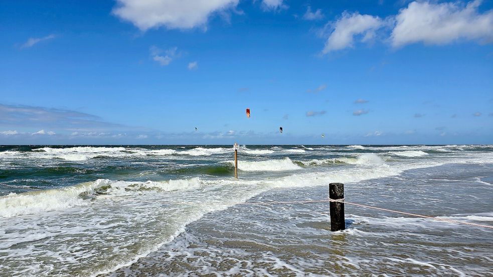Schlafstrandkorb an der „Weißen Düne“ mit Blick aufs Meer im Nationalpark Wattenmeer. Foto: Marion Holtz