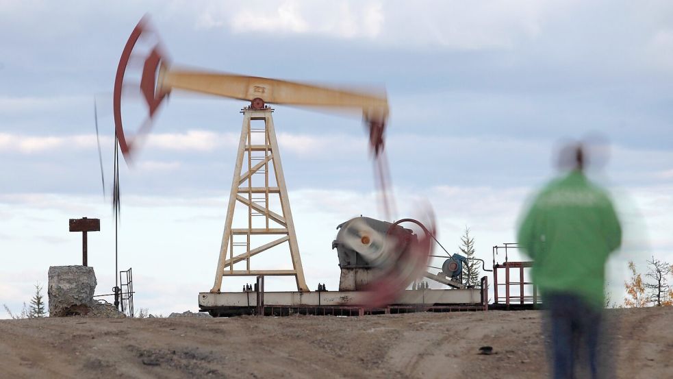 Die Öl-Schwergewichte Russland und Saudi-Arabien dominieren die Förderpolitik der Opec+. (Archivfoto) Foto: Dmitry Lovetsky/AP/dpa