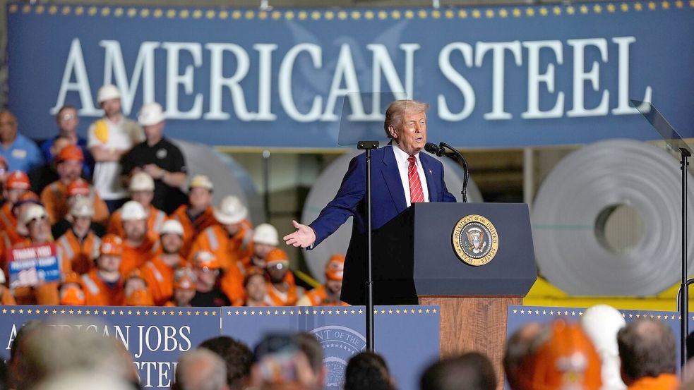 US-Präsident Trump will mit einer neuen Zollerhöhung die US-Stahlindustrie stärken. Die EU reagiert verärgert. Foto: Julia Demaree Nikhinson/AP/dpa