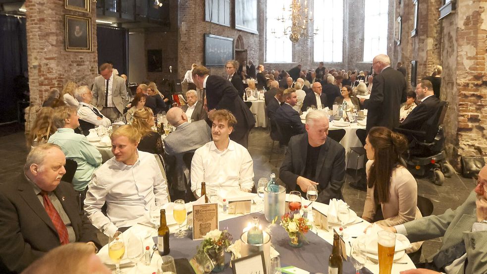 In der Johannes-a-Lasco-Bibliothek herrscht beim traditionellen Matjesmahl eine besondere Atmosphäre. Foto: Jens Doden