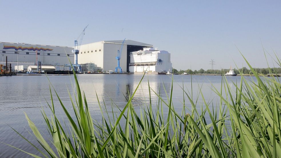Bei der Meyer Werft in Papenburg arbeitet nicht nur die Stammbelegschaft. Auch andere sind dort beschäftigt. Darum gibt es nun Ärger. Foto: Christoph Assies