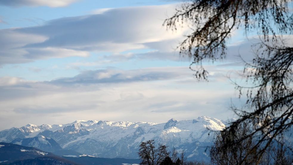 Blick aufs Tennengebirge im österreichischen Bundesland Salzburg: Eine Familie mit drei Kindern aus Baden-Württemberg steckte im Tennengebirge in einem Altschneefeld fest. Foto: Barbara Gindl/APA/dpa