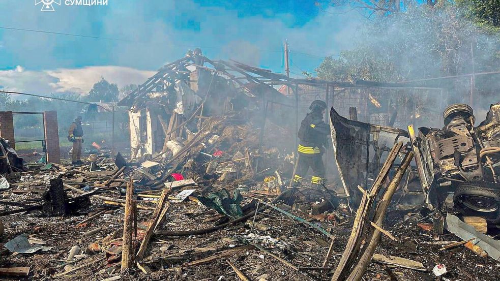 Die grenznahen Orte der nordostukrainischen Region Sumy sind immer öfter Ziel russischer Angriffe. (Archivbild) Foto: Uncredited/Ukrainian Emergency Service/AP/dpa
