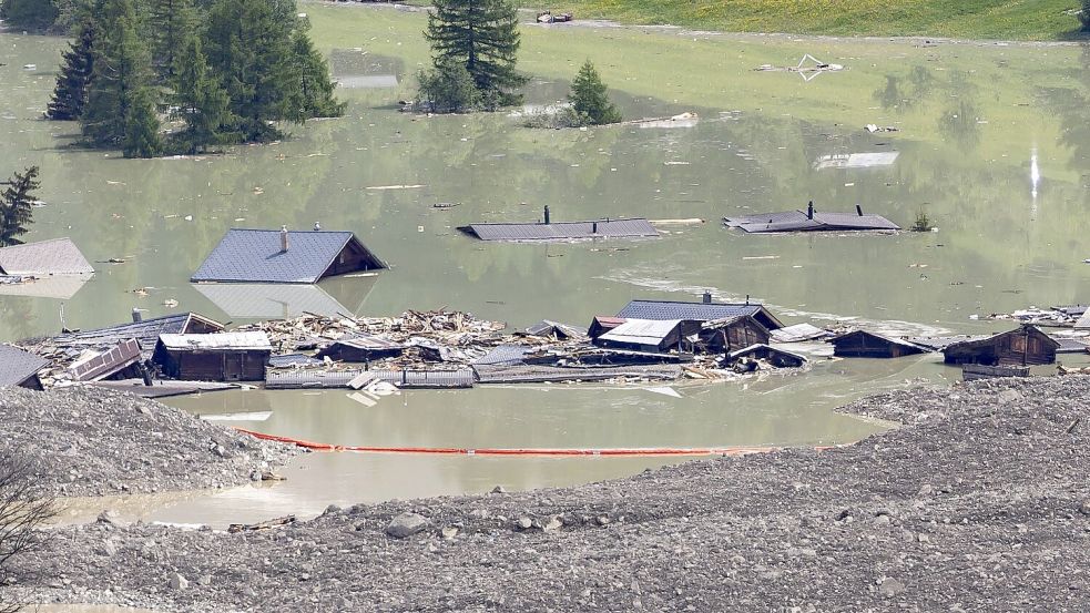 Rote Barrieren sollen Material zurückhalten, das den Abfluss der Lonza erneut verstopfen könnte. Foto: Cyril Zingaro/KEYSTONE/dpa