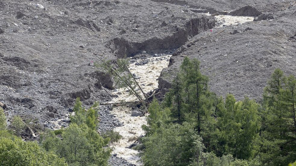 Der Fluss Lonza hat sich schon tief in den Schuttkegel gegraben. Foto: Cyril Zingaro/KEYSTONE/dpa