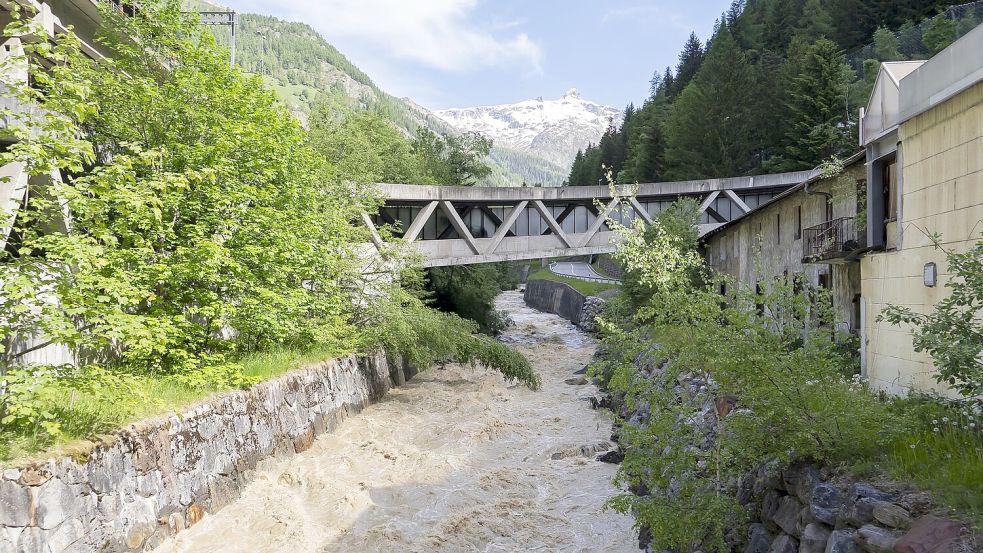 Das Wasser der Lonza rauscht wieder im unteren Tal. Foto: Julien Grindat/KEYSTONE/dpa