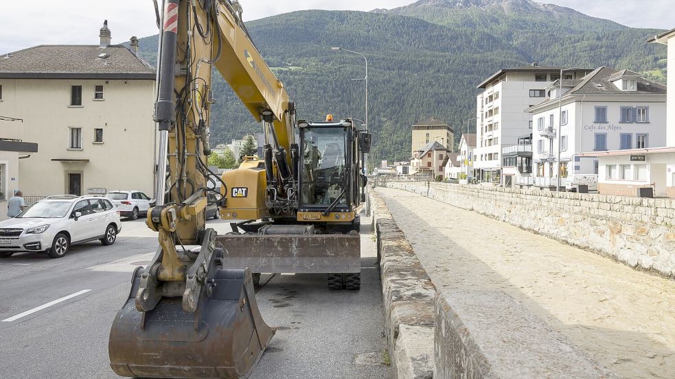 Etwaiges Schwemmmaterial soll schnell aus der Lonza genommen werden, um Blockaden zu verhindern Foto: Cyril Zingaro/KEYSTONE/dpa