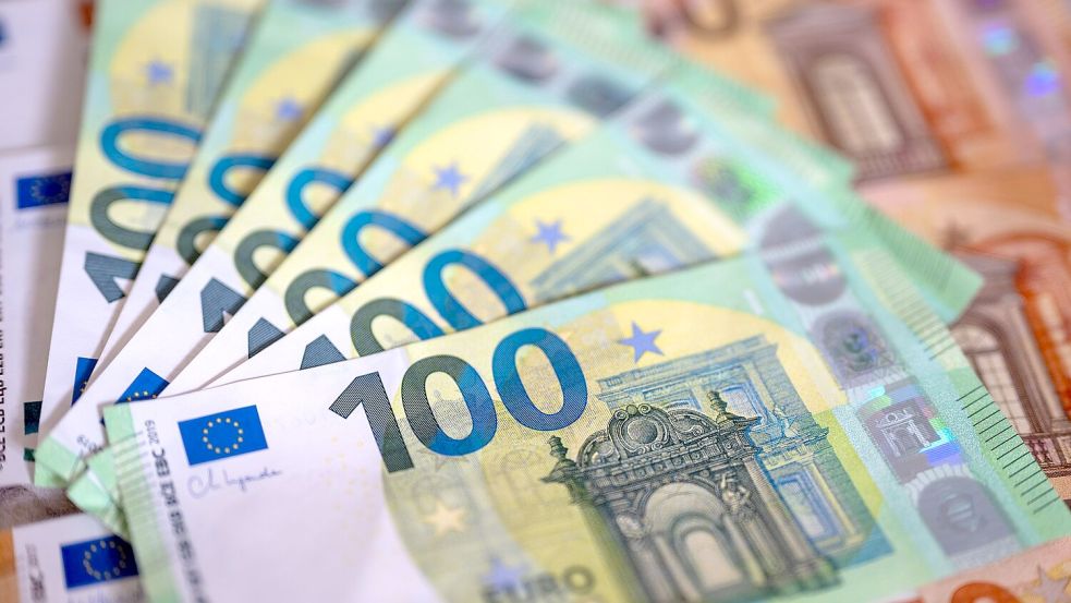Bargeld wird nach Einschätzung der Bundesbank vermehrt gehortet und nicht mehr ausgegeben. (Symbolbild) Foto: Monika Skolimowska/dpa