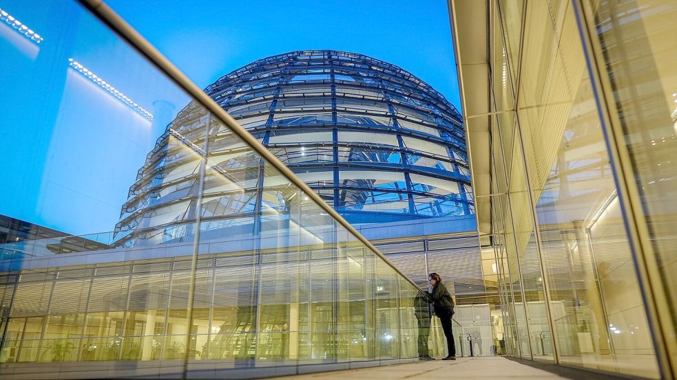 Ein Koloss aus Glas: die Reichstagskuppel. (Archivbild) Foto: Kay Nietfeld/dpa