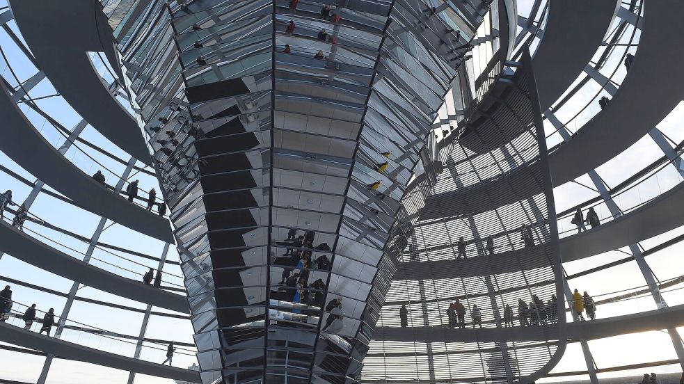 Schlendern und schauen: Menschen besuchen die Kuppel. Foto: Sonja Wurtscheid/dpa