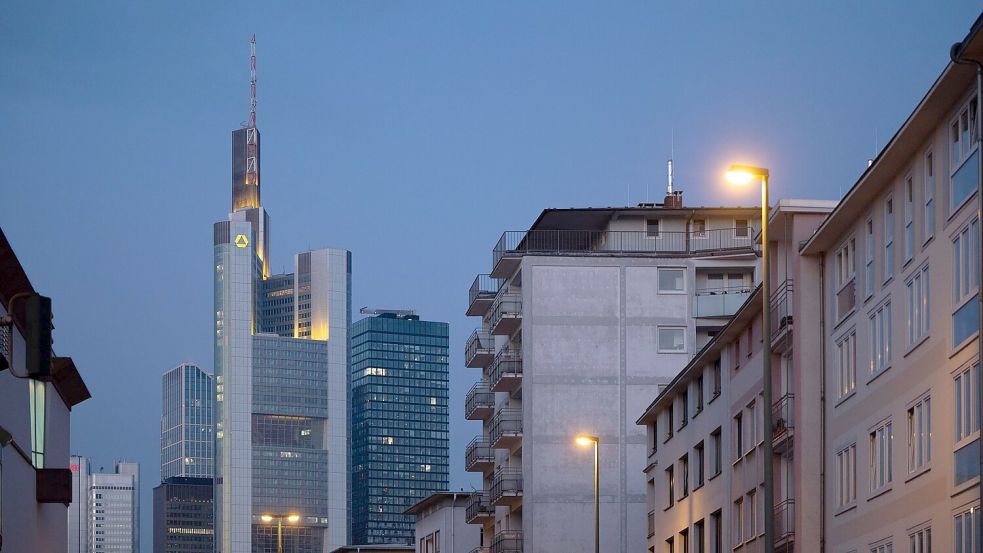 Auch der Commerzbank-Tower gehört zu den Werken seines Büros. (Archivbild) Foto: Sebastian Christoph Gollnow/dpa