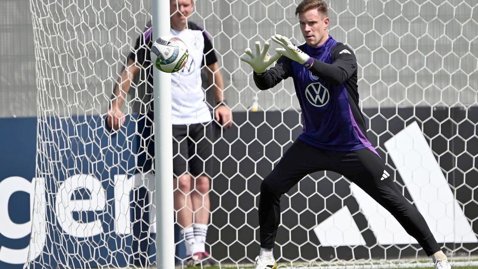 Marc-André ter Stegen ist nach seiner langwierigen Knieverletzung gleich wieder die Nummer eins im Nationalteam. Foto: Federico Gambarini/dpa