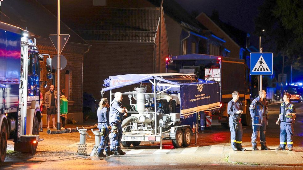 Auch in Erftstadt im Rhein-Erft-Kreis gab es zahlreiche Einsätze für die Rettungskräfte. Foto: Thomas Banneyer/dpa