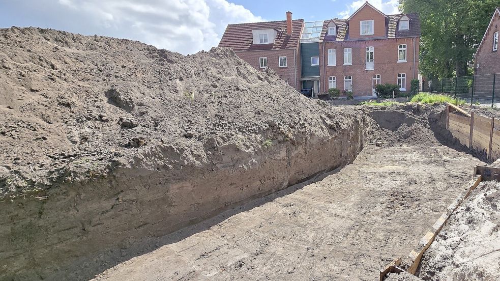 Das Grundstück befindet sich gegenüber der Großen Kirche in der Leeraner Altstadt. Foto: Jonas Bothe