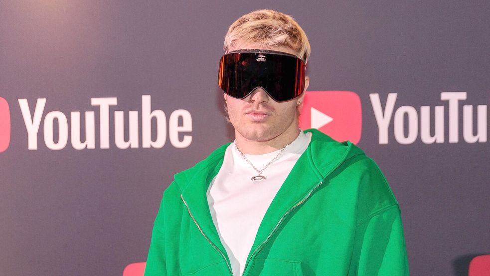 Je dicker die Brille desto cooler? Rapper Ski Aggu ist bekannt für seine Skibrille. Diesen Sommer werden Sie womöglich viele Leute mit Ski-, Masken, Shield- oder Biker-Brillen sehen. Dezent ist out. Foto: Carsten Koall/dpa