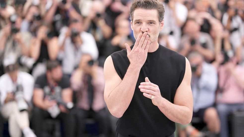 Tanktop auf dem roten Teppich in Cannes: kein Problem für Pedro Pascal („Game of Thrones“, „The Last of Us“). Foto: Scott A Garfitt/Invision/AP/dpa