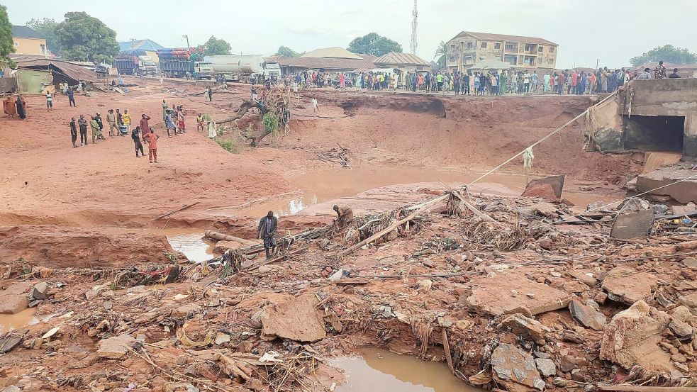 Große Zerstörungen durch eine Unwetterflut im nigerianischen Mokwa. Foto: Chenemi Bamaiyi/AP/dpa